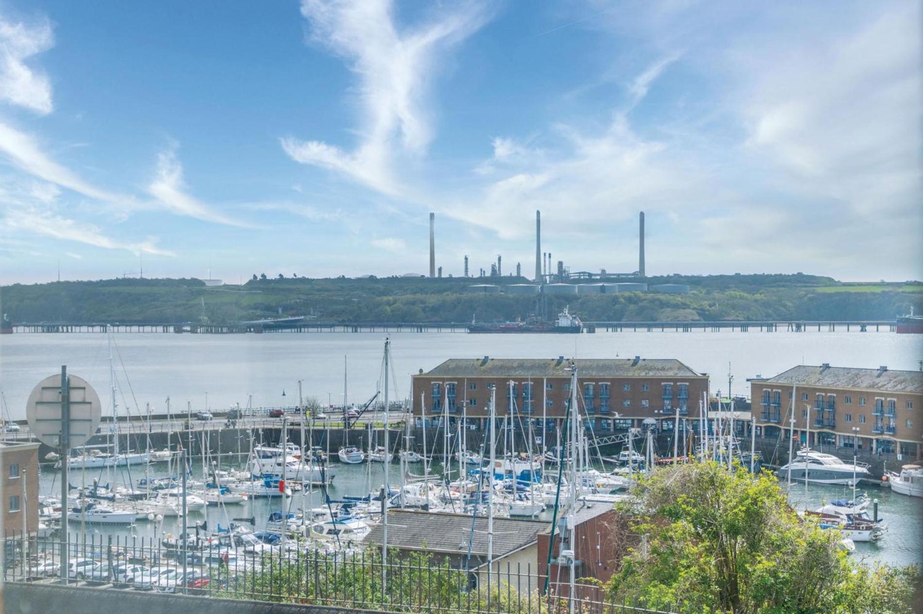 Harbour View - 2 Bedroom Apartment - Милфорд-Хейвен Экстерьер фото